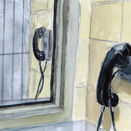 Illustration: Ein Telefon hängt an einer Wand.