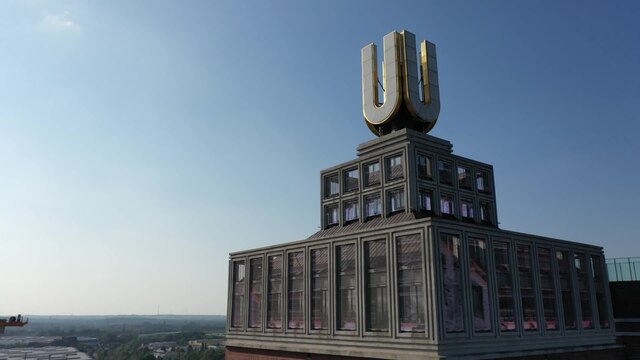 Drohnenaufnahme eines Gebäudes mit U-Emblem