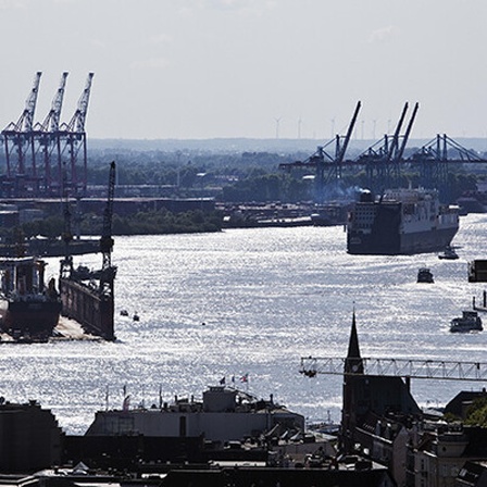 Ausblick vom Mahnmal St. Nikolai auf die Norderelbe und den Hafen, Hamburg, Deutschland, Europa