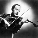 Der Violinist Jascha Heifetz spielt auf seiner Geige (Schwarz-Weiß Foto)