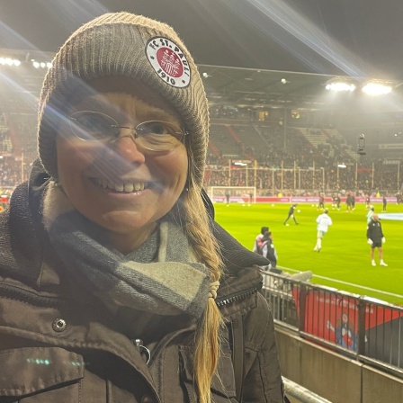 Dani, Mitglied des Fanclubs weiß-braune-Kaffeetrinker*innen des FC St. Pauli, im Millerntorstadion