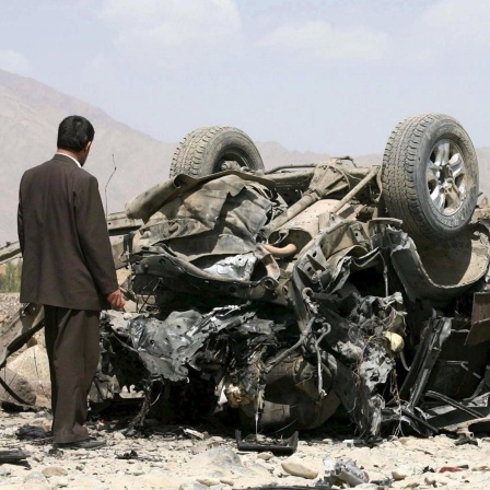 Afghanische Beamte inspizieren den Ort, an dem der Gouverneur der Provinz Logar und drei seiner Leibwächter bei einer Bombenexplosion in der Nähe von Kabul, Afghanistan, am 13. September 2008 getötet wurden. Abdullah Wardak, ein ehemaliger Minister, war mit dem Auto auf dem Weg zu seinem Haus in Logar, etwa 40 km südlich der Hauptstadt Kabul, als eine Bombe am Straßenrand explodierte.