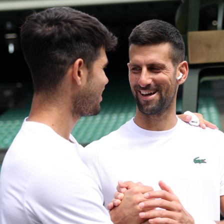 Novak Djokovic klatscht ab mit Carlos Alcaraz 