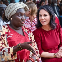 Annalena Baerbock (Bündnis 90/Die Grünen, r), Außenministerin, unterhält sich bei einem Empfang auf dem Gelände des neuen Goethe-Instituts Dakar mit Khady Diéne Gaye, Senegals Ministerin für Jugend, Sport und Kultur. 