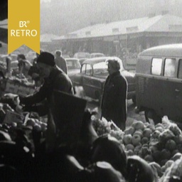 Blick auf Autos aus einem Marktstand am Viktualienmarkt  | Bild: BR Archiv