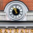 Symbolbild Reformstau: Rathausuhr zeigt 5 vor 12 an (Bild: imago/McPHOTO)