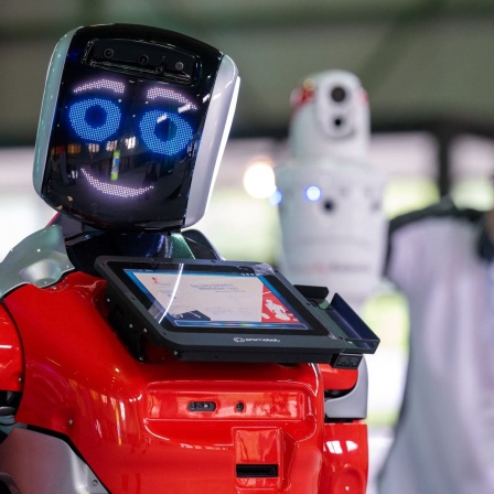 Illustration: Ein Kommunikationsroboter steht auf dem Robotics Festival in Leipzig am Stand der Firma Security Robotics.