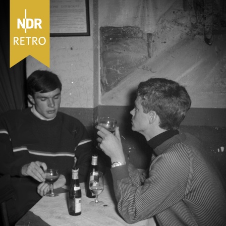 Zwei Junge Männer trinken Wein in einer Bar in Paris, 1965