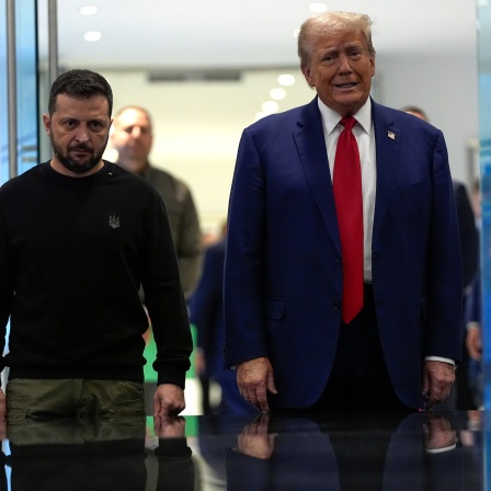 Der republikanische Präsidentschaftskandidat und ehemalige Präsident Donald Trump trifft sich am Freitag, 27. September 2024, im Trump Tower in New York mit dem ukrainischen Präsidenten Volodymyr Zelenskyy.