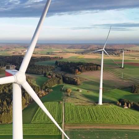 Windkraftraeder auf der Schwaebischen Alb bei Boehmenkirch.