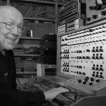 In seinem Berliner Tonstudio spielt der 89jährige Musiker Oskar Sala auf einem sogenannten Mixtur-Trautonium.