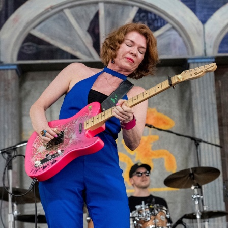 Sue Foley steht mit der Gitarre in der Hand auf einer Bühne | Bild: picture-alliance/dpa
