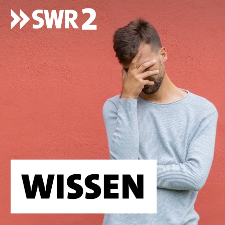 Junger Mann hält sich beschämt die Hand vor den gesenkten Kopf: Psychologinnen und Soziologen sagen, dass die Scham unsere Privatsphäre schützt, zwischenmenschliche Kommunikation regelt und soziale Gruppen stabilisiert. Wer sich schämt, weiß, dass er oder sie sich gegenüber einer anderen Person falsch verhalten hat. Individuelle Schamgrenzen zeigen, wenn uns jemand oder etwas zu nah kommt.