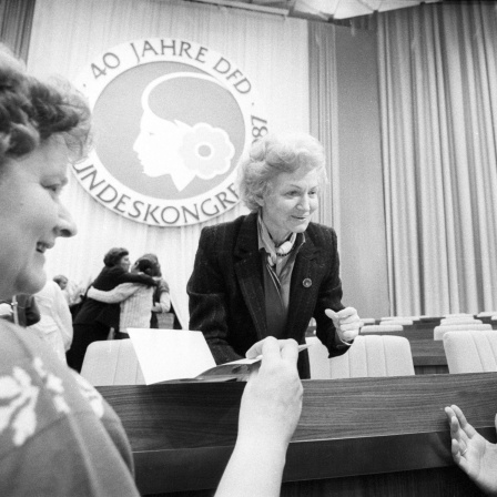 Margot Honecker (Mitte, Deutsche Demokratische Republik/SED/Ministerin für Volksbildung) anlässlich des XII. Bundeskongresses des Demokratischen Frauenbundes Deutschlands in Berlin Ost