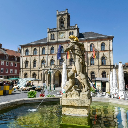 Altes Rathaus mit Neptunbrunnen in Weimar: Woher der Name der Stadt kommt, ist nicht endgültig geklärt. Er könnte so viel wie &#034;heilige Quelle&#034; oder &#034;heiliger See&#034; bedeuten