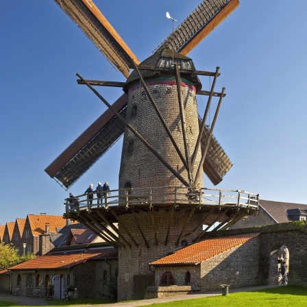 Touristengruppe an der Kriemhild-Muehle in Xanten