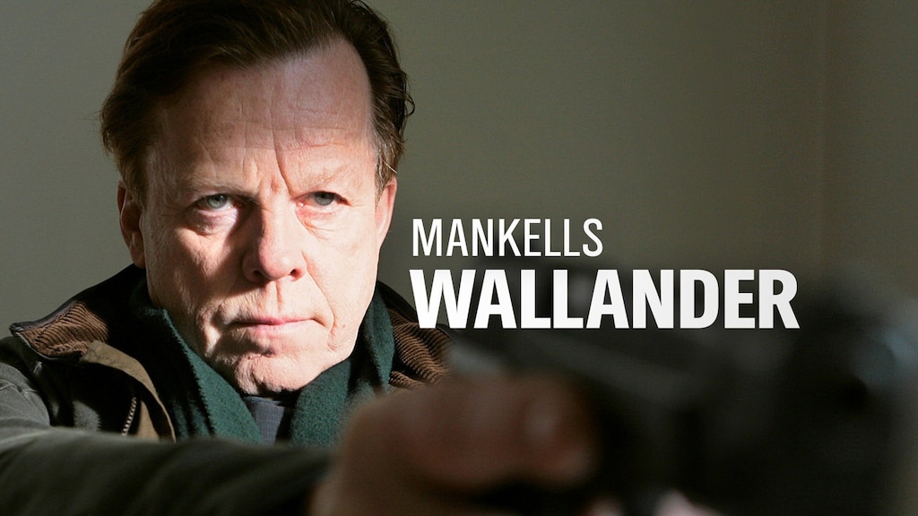 Kurt Wallander (Krister Henriksson) hält eine Waffe mit ausgestreckten Händen.