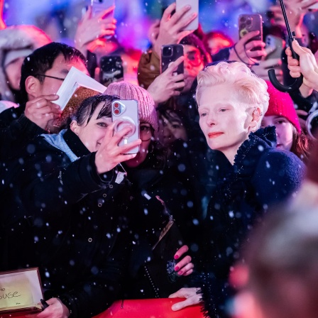 Tilda Swinton, Schauspielerin, lässt sich am Eröffnungsabend der Berlinale auf dem Roten Teppich mit Fans fotografieren. Es wird der Film "Das Licht" gezeigt. Die 75. Internationalen Filmfestspiele Berlin finden vom 13. bis 23. Februar 2025 statt.