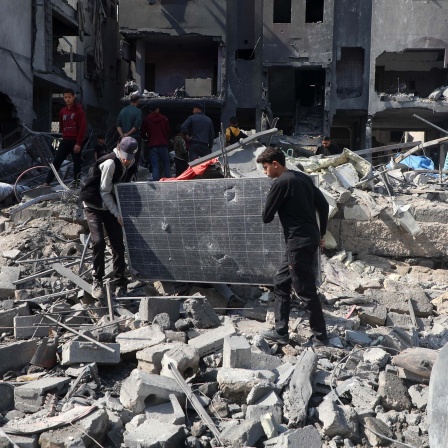 Menschen räumen am 18. März 2025 im Viertel Shuja'iyya östlich von Gaza-Stadt Trümmer von Gebäuden weg, die durch israelische Luftangriffe beschädigt wurden.