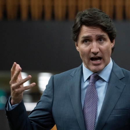Justin Trudeau hält eine Ansprache und gestikuliert