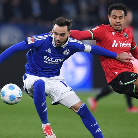 der Veltins Arena in Gelsenkirchen Kenan Karaman ( Schalke ), links - Monju Thaddaeus Momuluh ( Hannover ), rechts