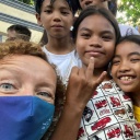 Singapur Korrespondentin Lena Bodewein mit Kindern auf den Philippinen 