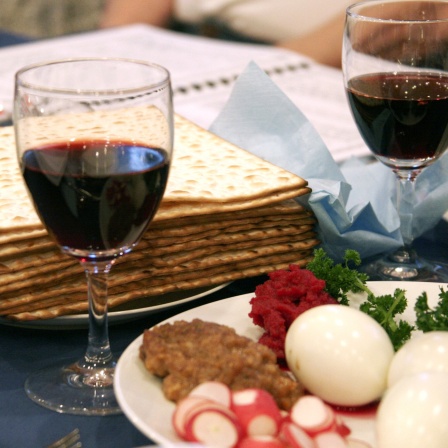Symbolische Speisen für das Pessach-Fest (auch Passah-Fest). Das einwöchige Pessach- oder Passah-Fest erinnert an den Auszug der Israeliten aus Ägypten und ist das wichtigste Familienfest im Judentum.