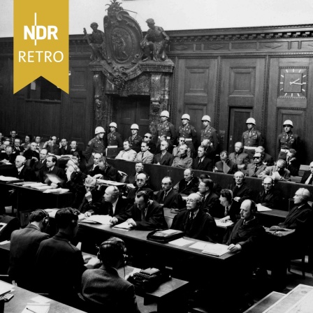 Die Hauptangeklagten während des Prozesses vor dem Internationalen Militärgerichtshof in Nürnberg, davor sitzen die Verteidiger (Ausschnitt).