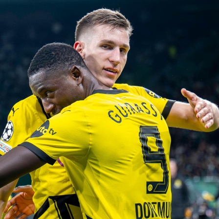 Serhou Guirassy jubelt nach seinem Tor zum 0:1 mit Dortmunds Nico Schlotterbeck