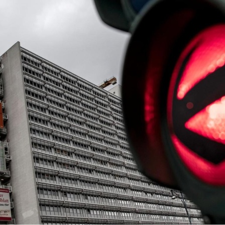 Auf "Rot" steht die Ampel vor dem ehemaligen Pressehaus am Alexanderplatz, in dem sich früher die Redaktionsräume des Berliner Verlags, in dem unter anderem die Berliner Zeitung sowie der Berliner Kurier produziert werden, befunden haben.