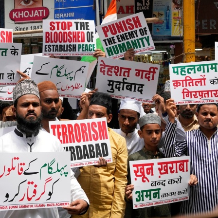 Muslime auf einer Protestkundgebung gegen die Tötung von Touristen