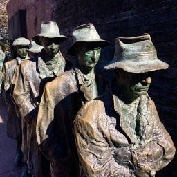 Bronzefiguren am "Franklin D. Roosevelt Memorial" in Washington, D.C., erinnern an die Zeit der Depression.