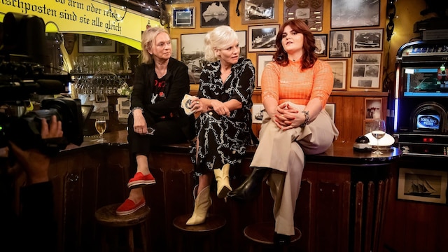 Elke Heidenreich, Ina Müller und Sophie Passmann sitzen auf dem Tresen des "Schellfischpostens".