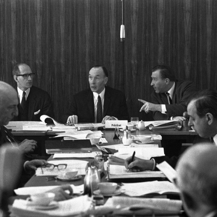 Der Präsident der Westdeutschen Rektorenkonferenz, Hans Rumpf von der Universität Karlsruhe, am 18. März 1969 während einer Rektorenkonferenz zur Hochschulreform in Bonn