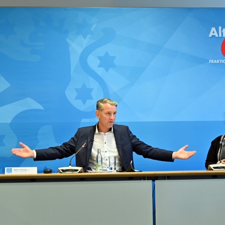 Björn Höcke, AfD-Fraktionsvorsitzender, und Nadine Hoffmann, AfD-Landtagsabgeordnete, sitzen nebeneinander während einer Pressekonferenz im Thüringer Landtag zur Vorstellung einer «Blackout»-Kampagne. 