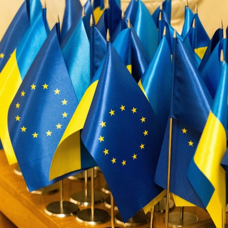 Kleine ukrainische und europäische Flaggen sind auf einem Tisch zu sehen, beim Besuch von der Präsidentin der Europäischen Kommission, Ursula von der Leyen, in Kiew (Ukraine).