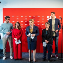 Die verbliebenen Duos mit Franziska Giffey bei einer Pressekonferenz nach der Auszählung der Stimmen zur Wahl neuen Doppelspitze der Berliner SPD.
