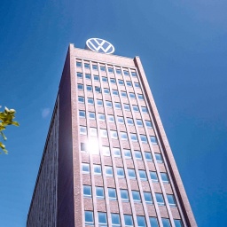 Ein Bürogebäude von VW bei gutem Wetter.