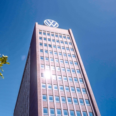 Ein Bürogebäude von VW bei gutem Wetter.