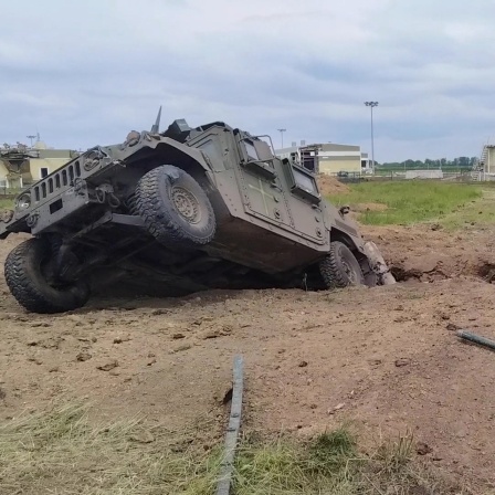 Ausgebrannte russische gepanzerte Fahrzeuge in Belgorod