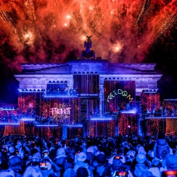 Feuerwerk beim Konzert für die Freiheit zum 35. Jahrestag des Mauerfalls in Berlin