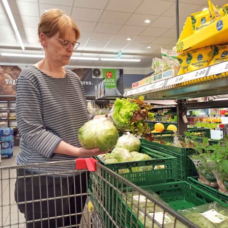 7.8.2023: Einkauf in einem Supermarkt (Bild: IMAGO/Martin Wagner)