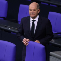 Bundeskanzler Olaf Scholz (SPD) allein im Plenarsaal des Bundestags.