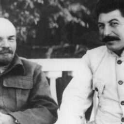 Die Sowjetführer Wladimir Iljitsch Lenin und Josef Stalin, aufgenommen 1922 in Gorki.