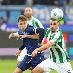 Leon Jensen (r.) und Yassine Bouchama im Kampf um den Ball