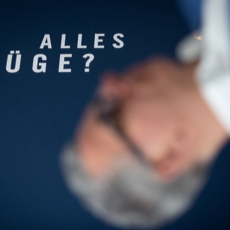 Plakat mit &#034;Alles Lüge?&#034;