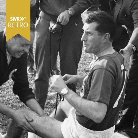 Fritz Walter 1962 wird während am Rande eines Spiels in Chile massiert