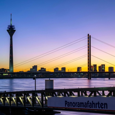 Blick auf den Rheinturm in Düsseldorf