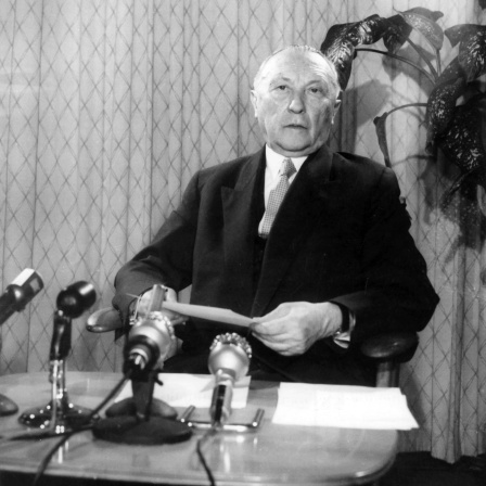 Bundeskanzler Konrad Adenauer am 08.04.1959 in einer Rundfunk- und Fernsehansprache.