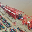 Blick auf Container und Kräne im Yangshan-Hafen. 